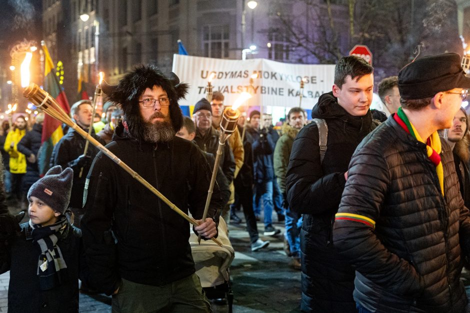 Iki tūkstančio žmonių Vilniuje žygiavo eitynėse su deglais