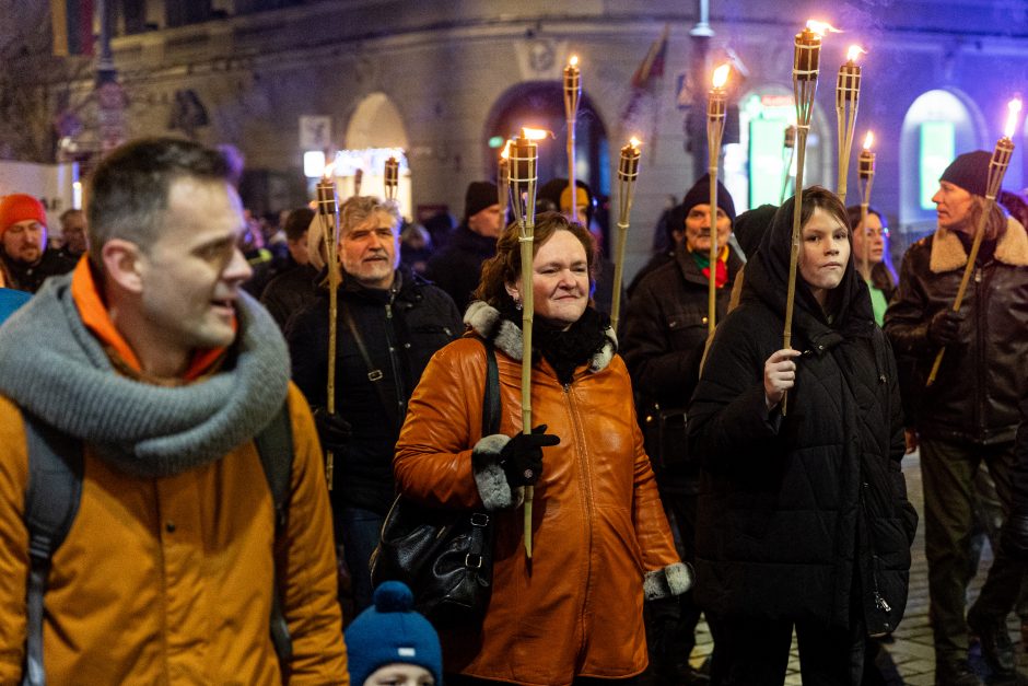 Iki tūkstančio žmonių Vilniuje žygiavo eitynėse su deglais