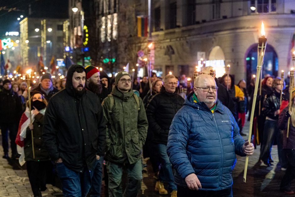 Iki tūkstančio žmonių Vilniuje žygiavo eitynėse su deglais