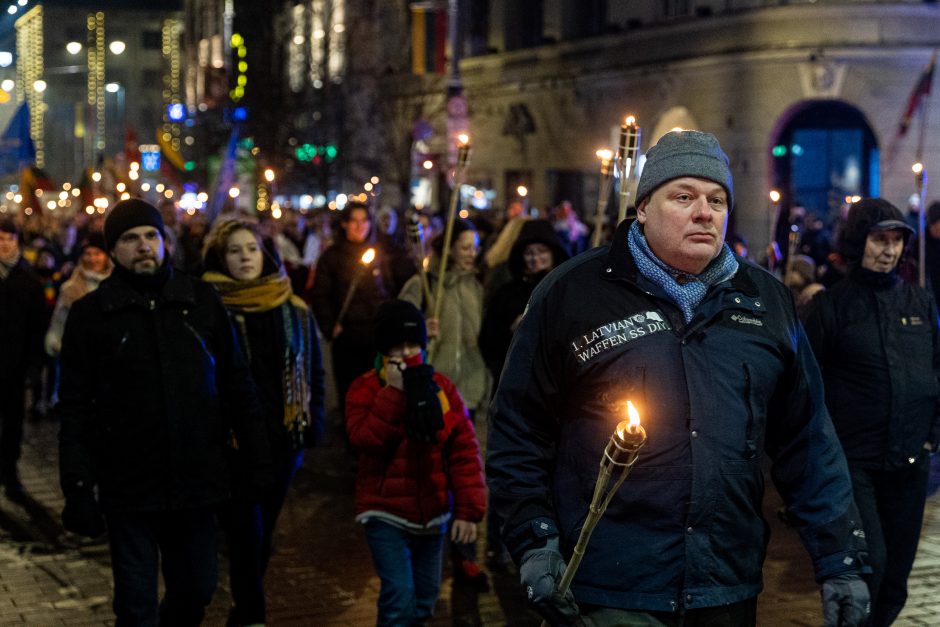 Iki tūkstančio žmonių Vilniuje žygiavo eitynėse su deglais