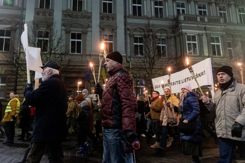 Iki tūkstančio žmonių Vilniuje žygiavo eitynėse su deglais