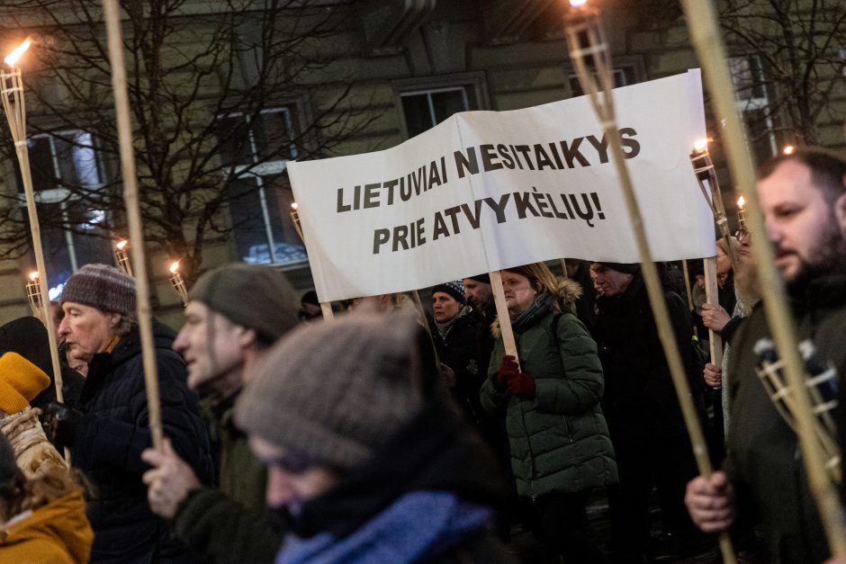 Iki tūkstančio žmonių Vilniuje žygiavo eitynėse su deglais