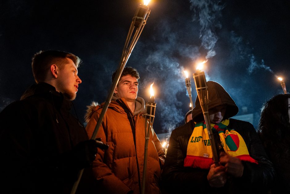 Iki tūkstančio žmonių Vilniuje žygiavo eitynėse su deglais