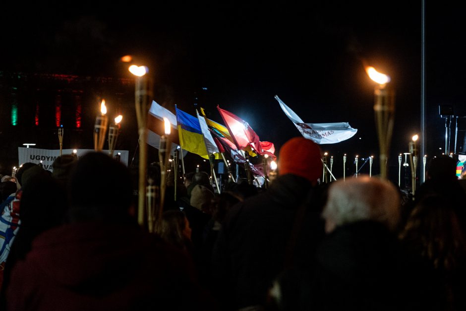 Iki tūkstančio žmonių Vilniuje žygiavo eitynėse su deglais