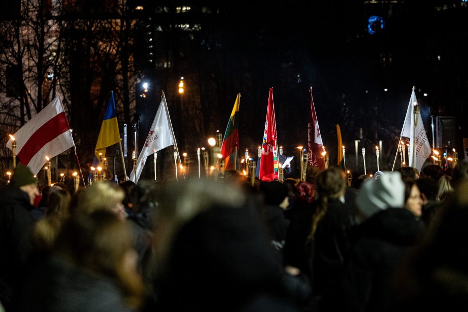 Iki tūkstančio žmonių Vilniuje žygiavo eitynėse su deglais