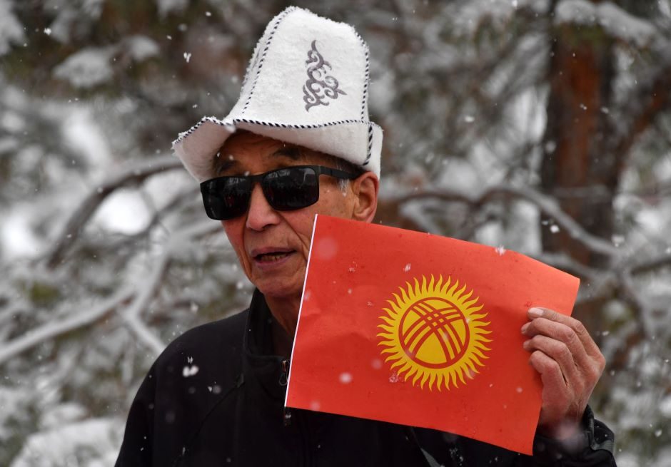 Kirgizija keičia vėliavą: mano, kad besišypsanti saulė paskatins ekonomiką