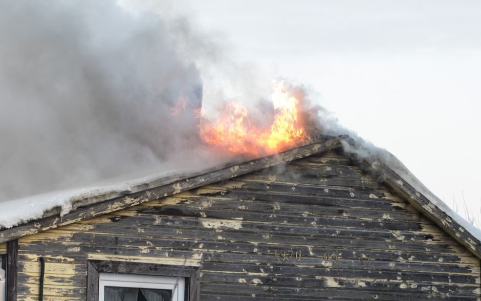 Biržų rajone degė namas: per gaisrą nukentėjo dvi moterys