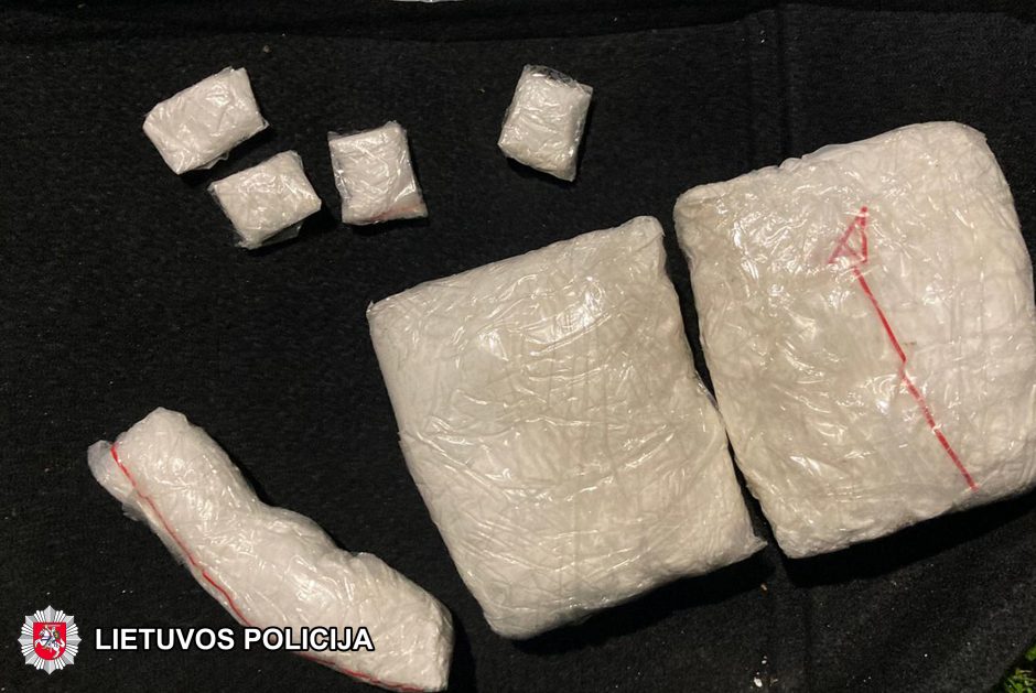 Pareigūnai sulaikė nuteistąjį: namų sąlygomis gamino didelį kiekį narkotikų