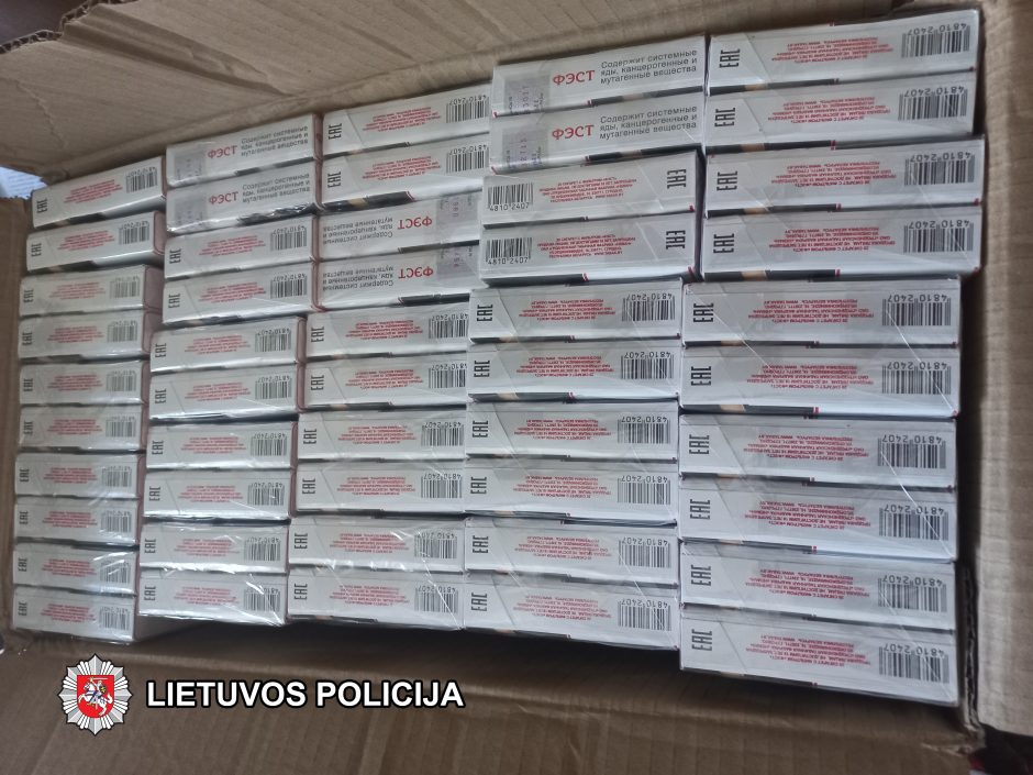 Kontrabandinių cigarečių pardavimo „taškas“ turgavietėje: tarp medaus prekeivis slėpė rūkalus