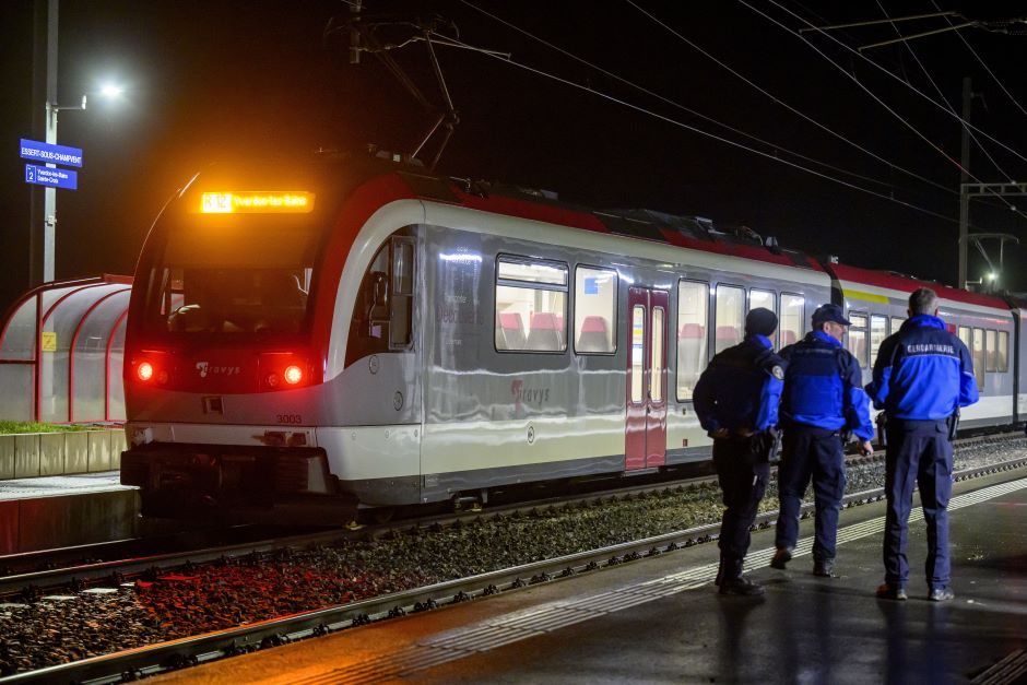 Policija: mažai tikėtina, kad įkaitų drama Šveicarijos traukinyje yra teroro aktas