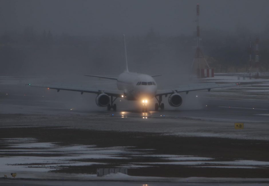 Vilniaus oro uostas atnaujino veiklą po orlaivio incidento ant kilimo-tūpimo tako