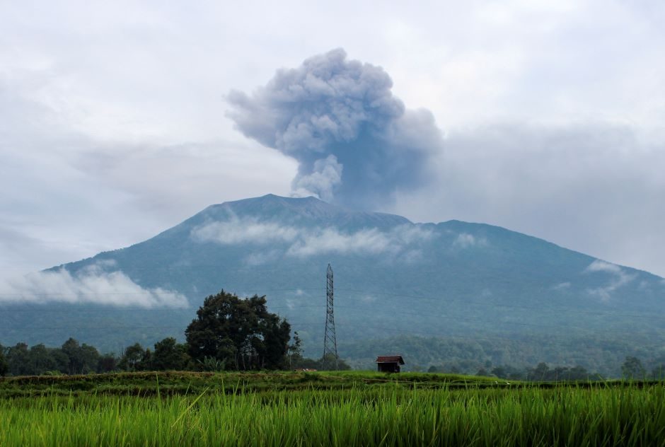 Indonezijoje per ugnikalnio išsiveržimą žuvusių žmonių skaičius padidėjo iki 22
