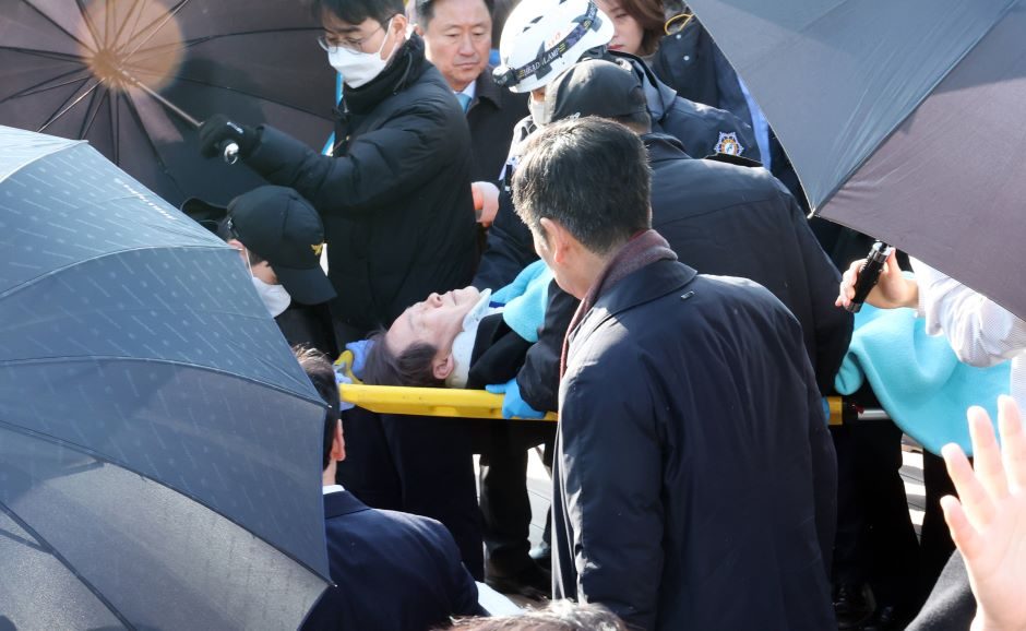 Padurtas Pietų Korėjos politikas gydomas intensyviosios terapijos skyriuje