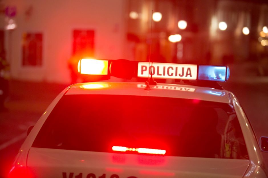 Kėdainių rajone automobilio vairuotojas atsitrenkė į pastato sieną: po smūgio – vyras pasišalino