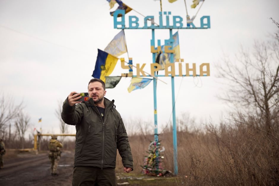 Meras: gausios rusų pajėgos iš visų pusių veržiasi užimti Ukrainos Avdijivkos miestą