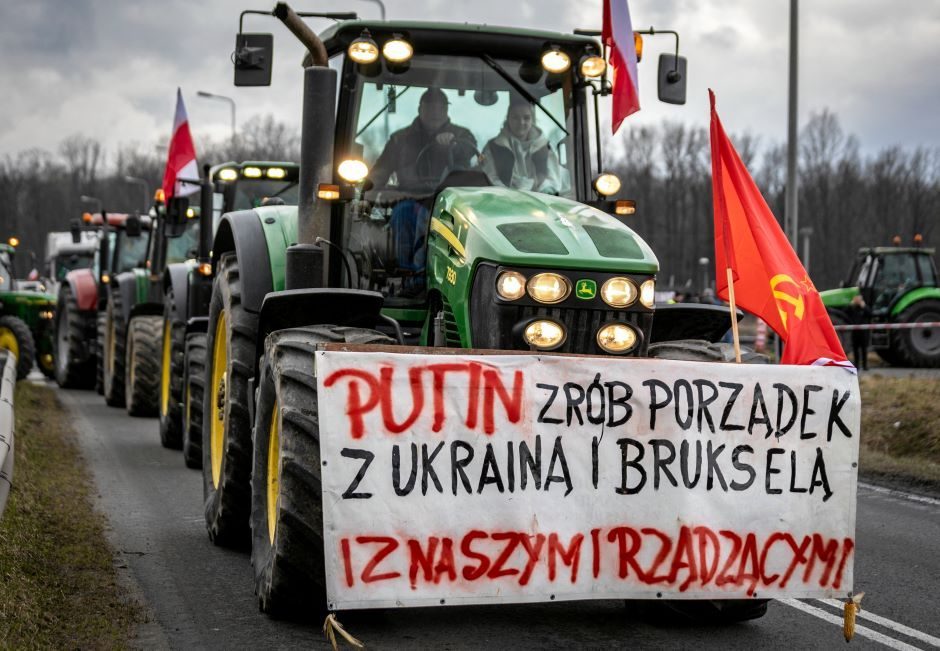 Lenkijos policija pradėjo tyrimą dėl per ūkininkų protestą išskleisto proputiniško plakato