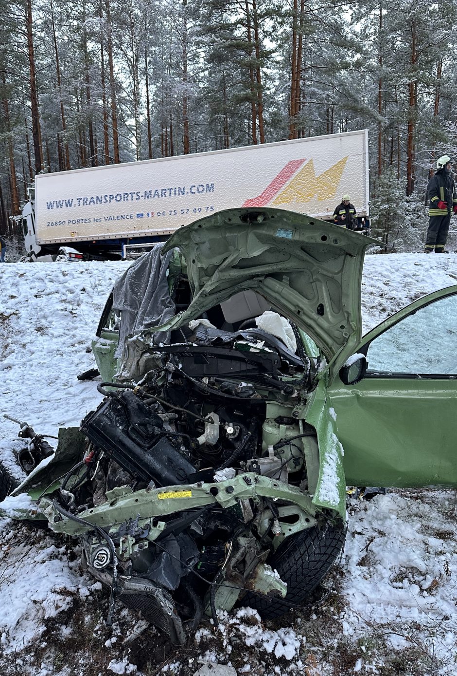 Tragiška avarija Varėnos rajone: susidūrus vilkikui ir lengvajam automobiliui, žuvo moteris