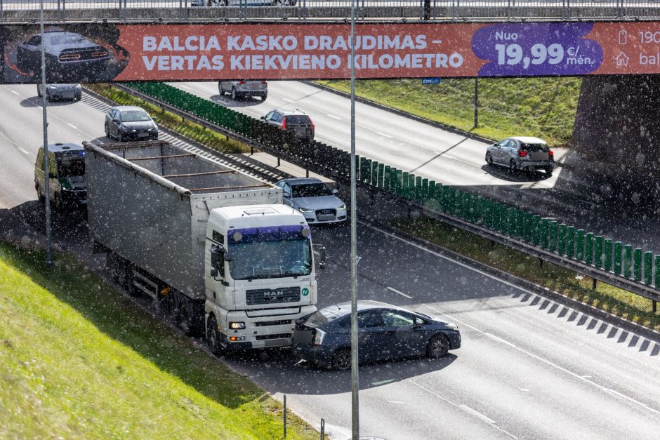 Eismą Vilniuje paralyžiavo dvi avarijos: susidūrė krovininiai ir lengvieji automobiliai