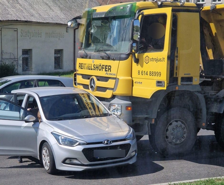 Vilniuje susidūrė lengvasis automobilis ir sunkvežimis: formuojasi spūstys