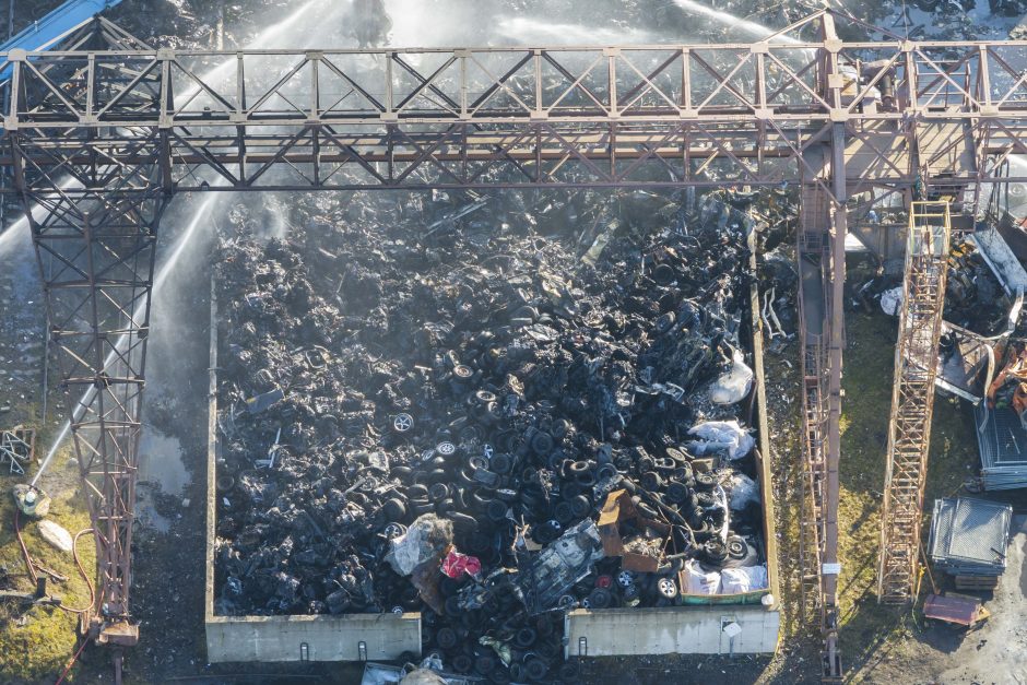 Po gaisro sostinėje aplinkosaugininkai pradėjo neplaninį patikrinimą: bendrovė nelaikyta rizikinga