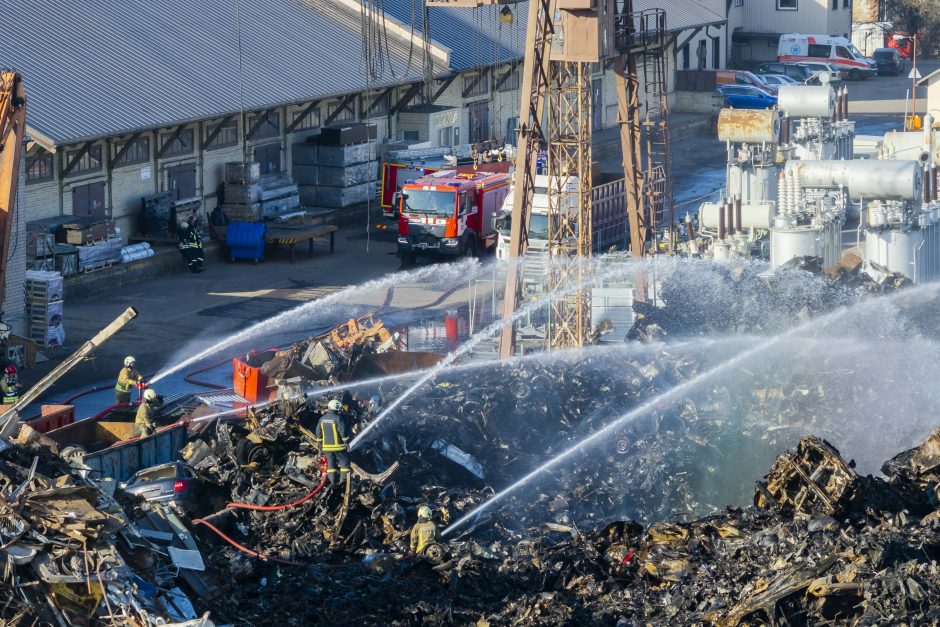 Po gaisro sostinėje aplinkosaugininkai pradėjo neplaninį patikrinimą: bendrovė nelaikyta rizikinga