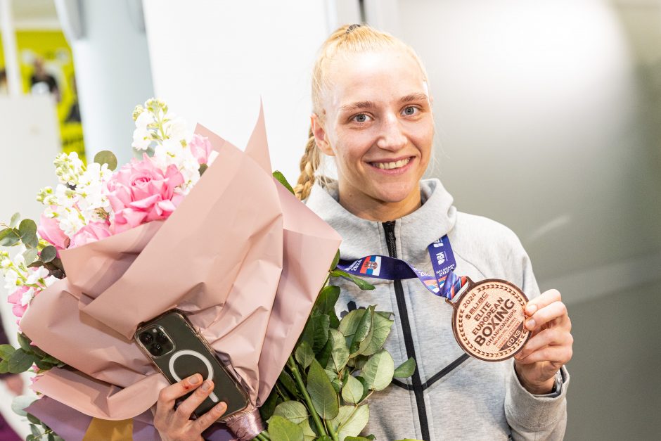 Grįžo bokso čempionato bronzos medalininkė A. Starovoitova