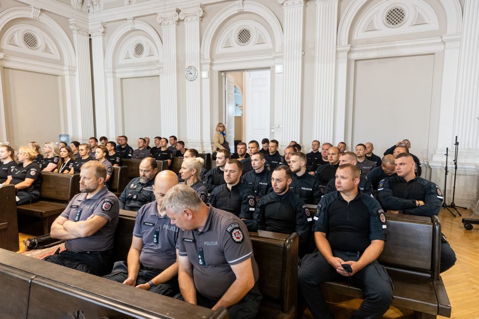 Prieš teismą stojo moters nužudymu kaltinamas policininkas: jo palaikyti atvyko per 50 pareigūnų