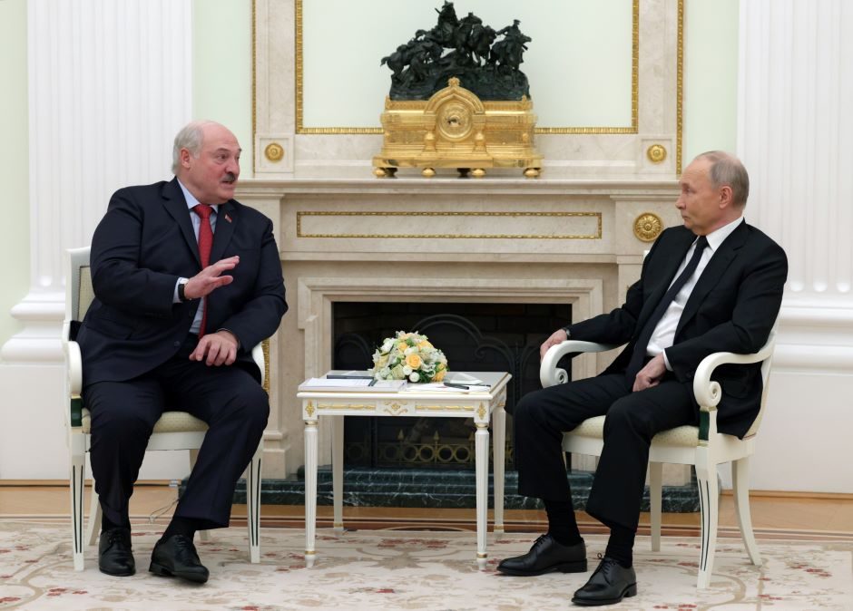 A. Lukašenka V. Putinui skundėsi, kad jo šalis jaučia Vakarų grėsmę: labiausiai neramina Lenkija