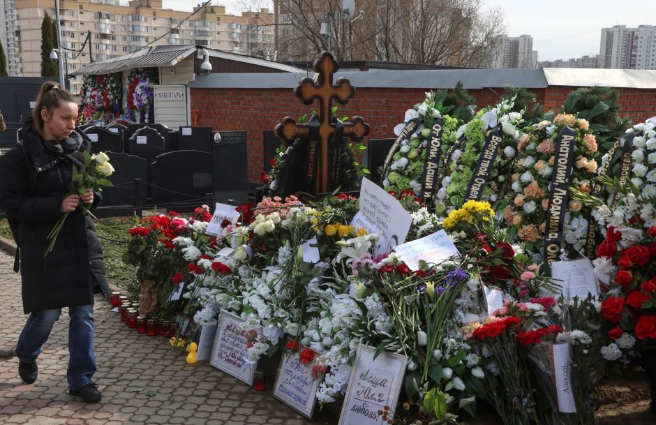 Stačiatikių tradicija: praėjus 40 dienų po A. Navalno mirties šalininkai rinkosi prie jo kapo