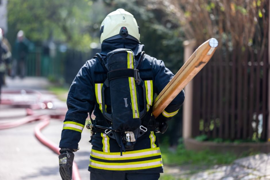 Uostamiestyje kilus gaisrui požeminiame garaže, iš pastato išvesti trys žmonės