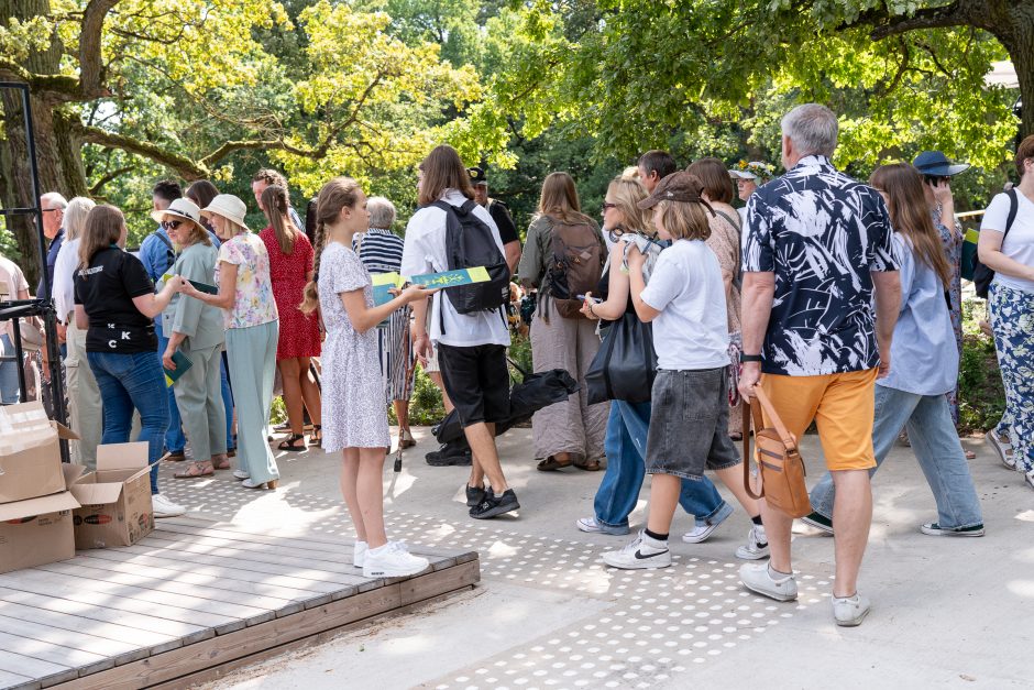 Šimtmečio šventė: minios žmonių traukia į Dainų slėnį