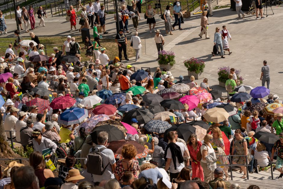 Šimtmečio šventė: minios žmonių traukia į Dainų slėnį