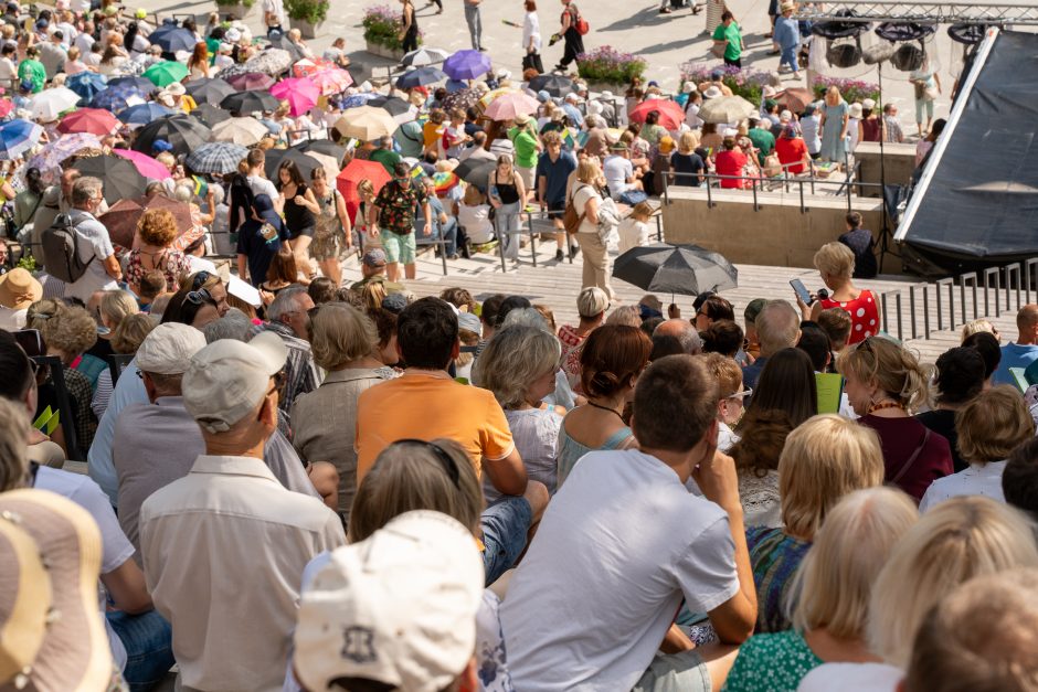 Šimtmečio šventė: minios žmonių traukia į Dainų slėnį