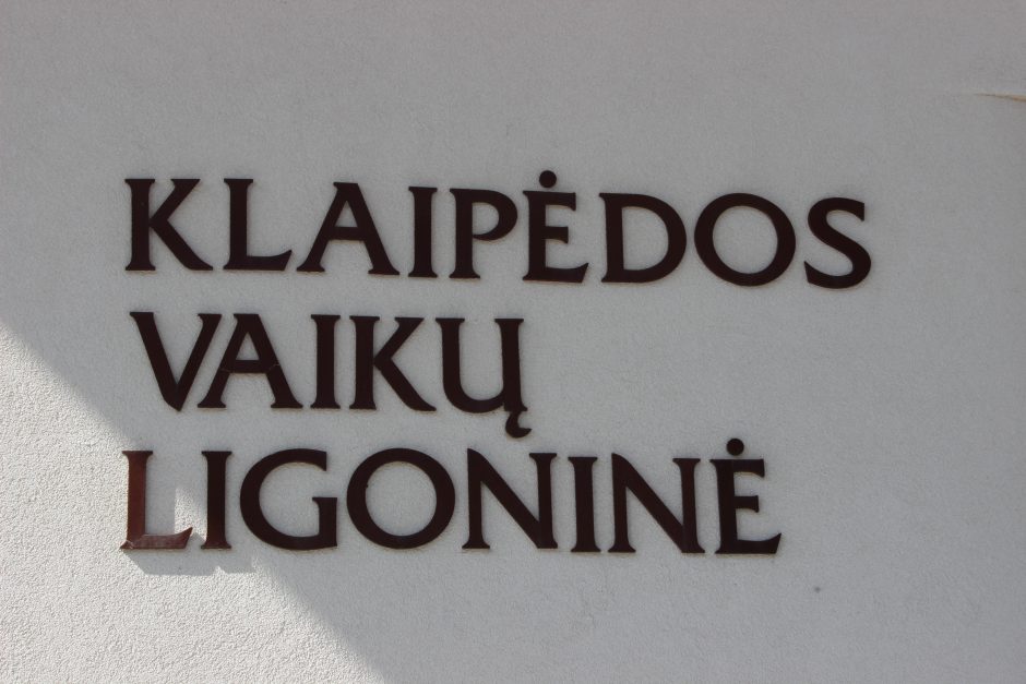 Klaipėdoje iš septinto aukšto iškrito berniukas: vaiko būklė buvo labai sunki