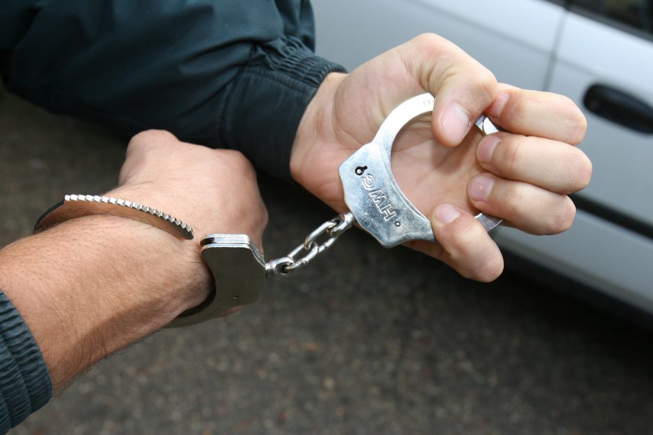 Pareigūnai sulaikė asmenis, Šiaulių tardymo izoliatoriuje per tvorą permetusius narkotikų