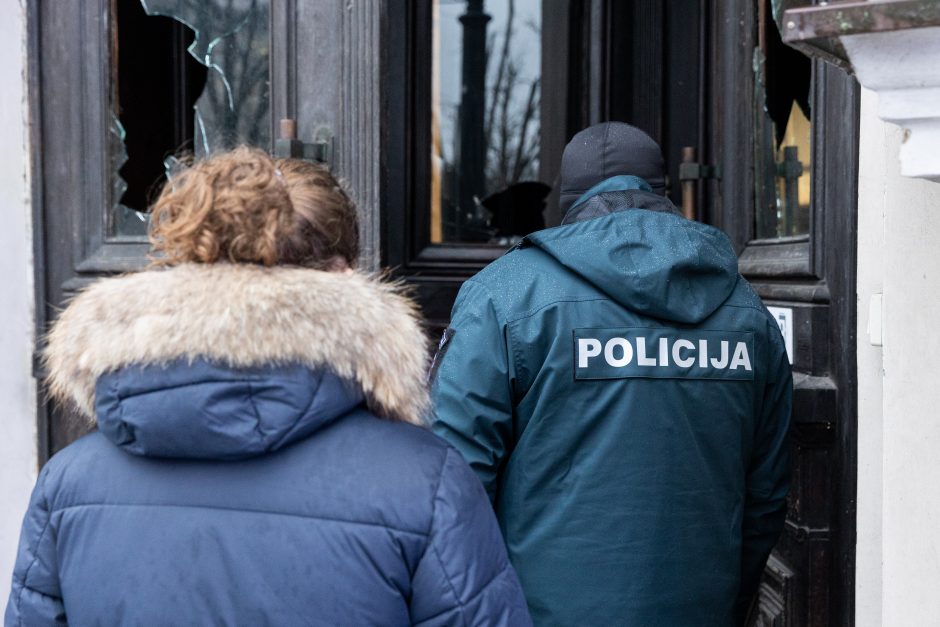 Vilniuje išdaužyti teismo durų stiklai