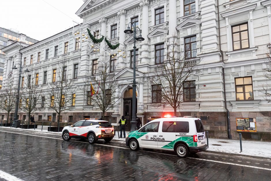 Vilniuje išdaužyti teismo durų stiklai