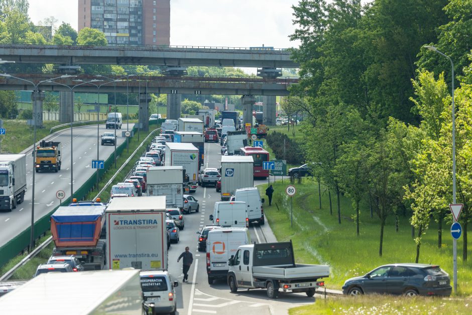 Po avarijos Vilniuje iš sunkvežimio išsiliejo degalai: eismas atnaujintas