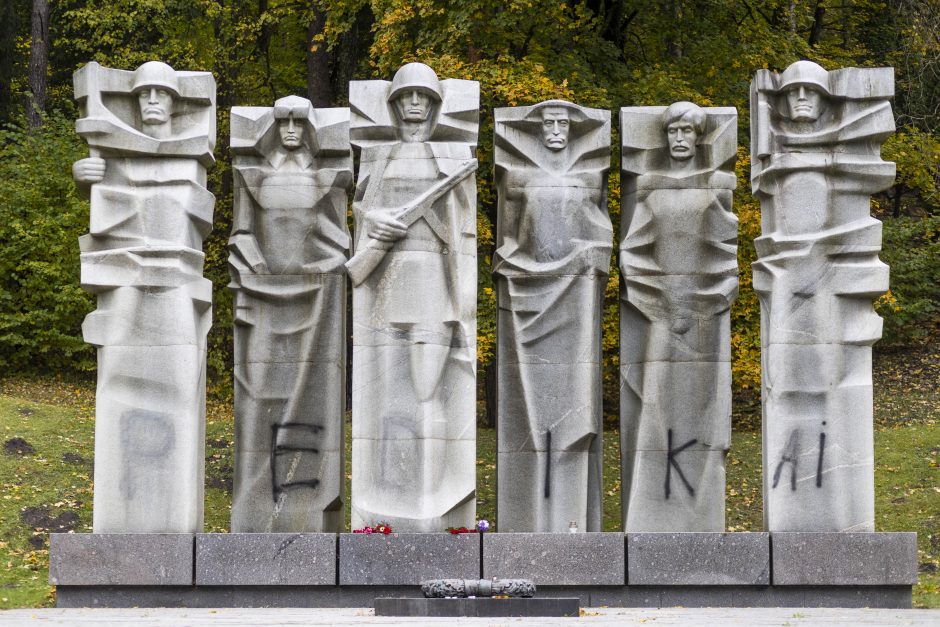 R. Šimašius: sovietinės skulptūros bus uždengtos, kad neerzintų žmonių