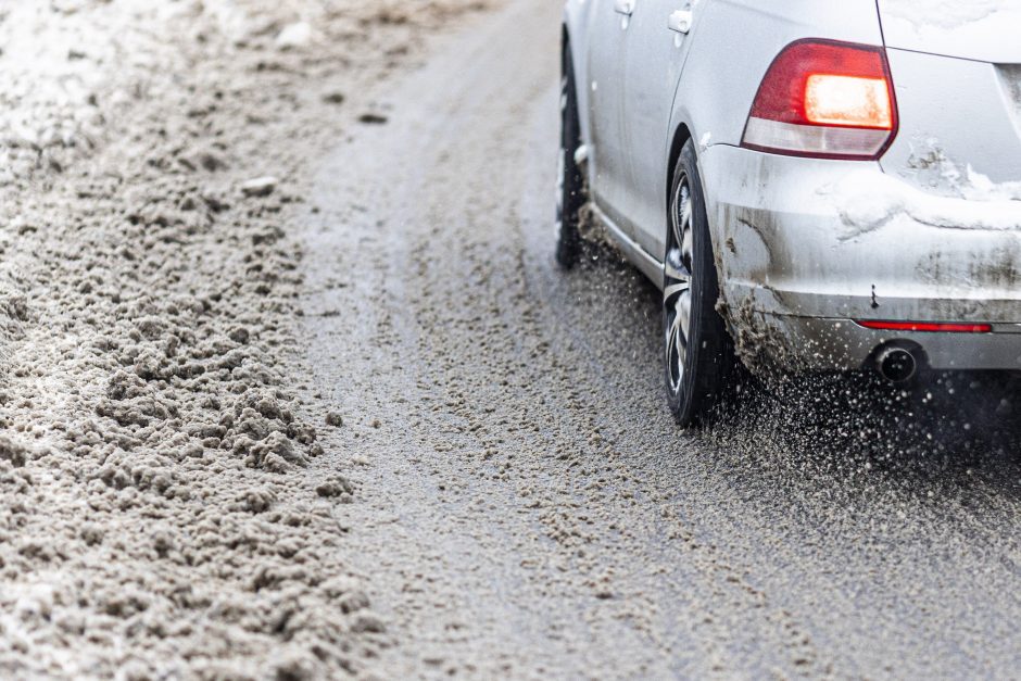 Dėl slidžių kelių pranešama apie apvirtusius automobilius, susidūrimus, žūčių išvengta