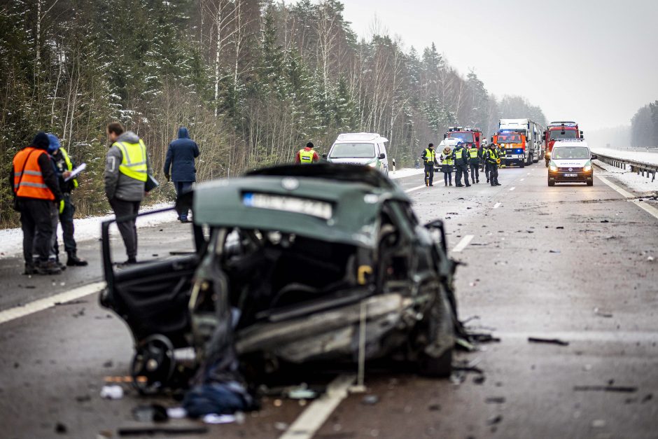 A2 kelyje susidūrė trys automobiliai ir trys vilkikai