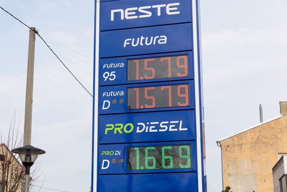 Mažėja degalų kainos: dar didesnis atpigimas reikštų ekonominę krizę?