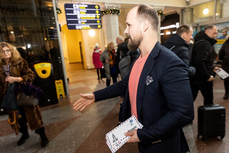 Vilniaus oro uoste aktoriai emigrantus kvietė į filmą ir tapti reemigrantais