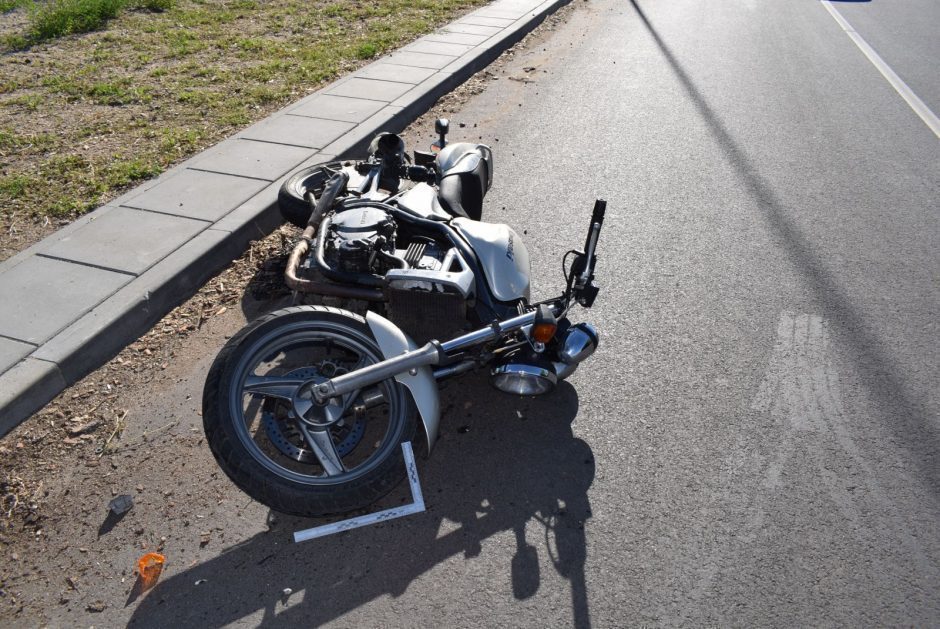 Nelaimė Šiauliuose: per avariją susižalojo motociklininkas