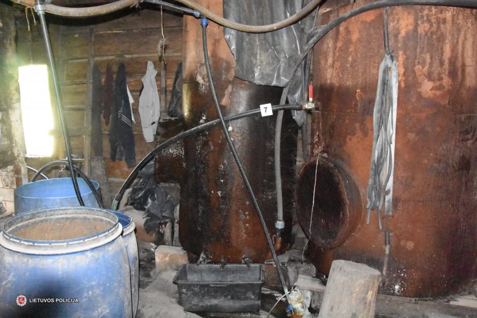 Šilutės rajone pareigūnai likvidavo didžiausią šiais metais aptiktą naminės degtinės bravorą
