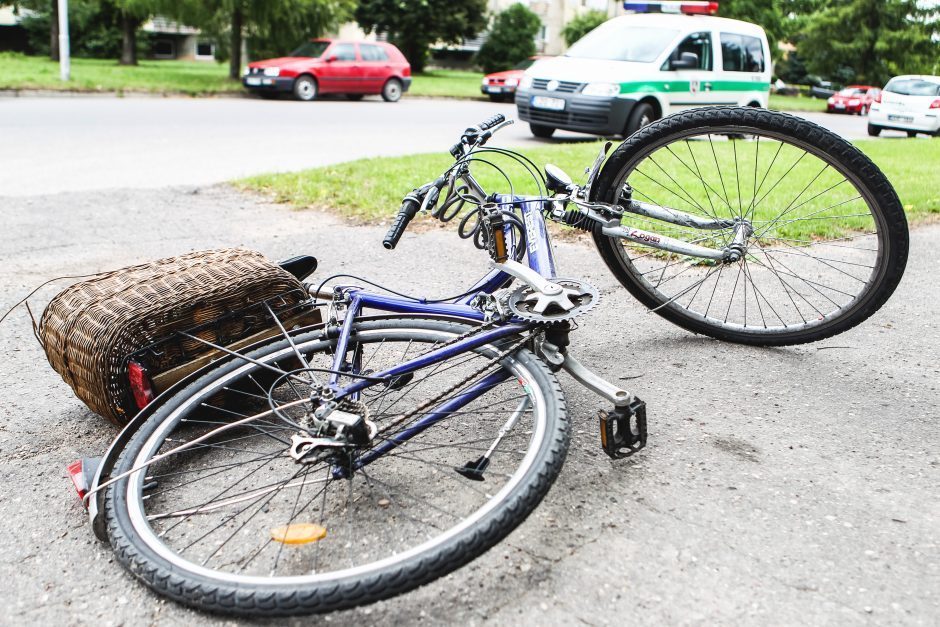 Susidūrimas Vilniuje: moters nepraleistas dviratininkas – sužalotas