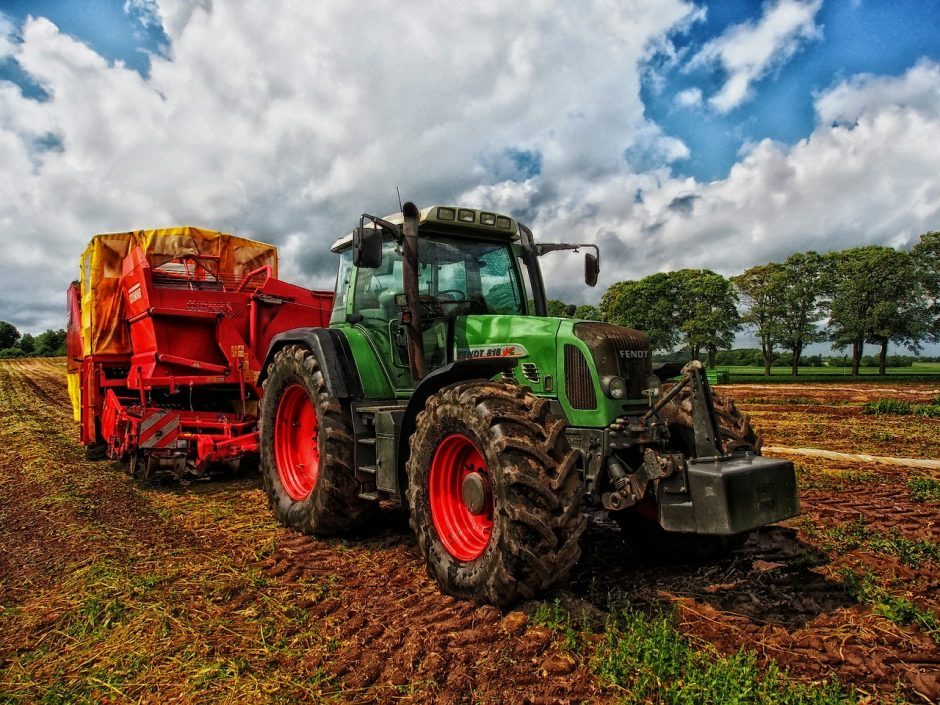 Nelaimė Biržų rajone: mirė traktoriaus veleno sužalotas vyras