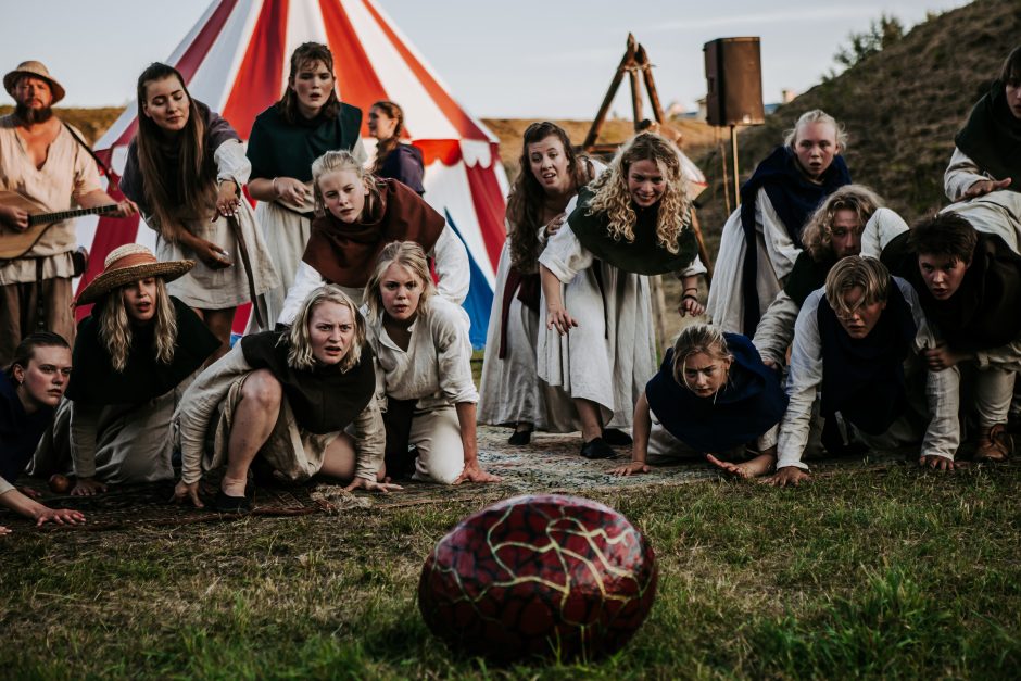 Pažintis su viduramžių teatru lietuviškos gamtos apsuptyje
