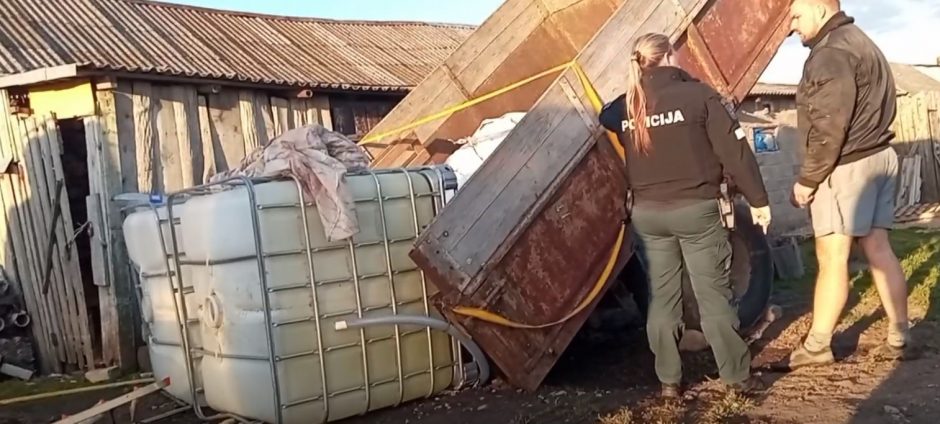 Nelaimė, ant kojų sukėlusi artimuosius ir kaimynus: moterį prispaudė vandens talpyklos