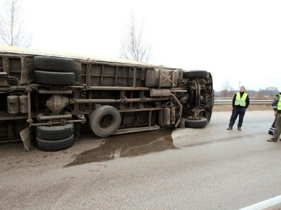 Jurbarko rajone apvirto vilkikas: išbyrėjo dešimt tonų grūdų